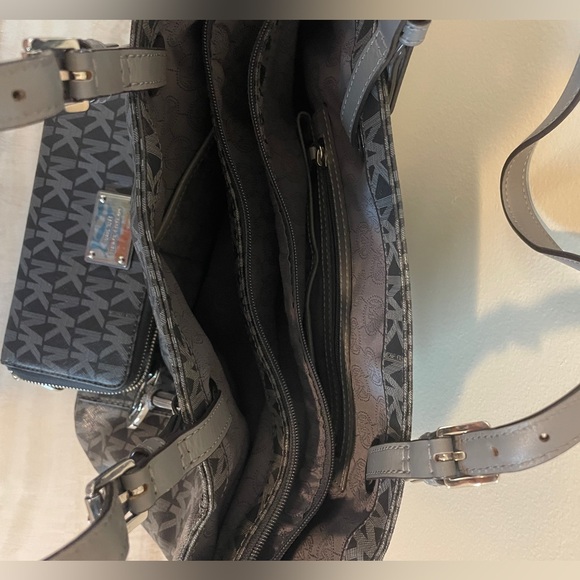 Michael Kors MK Logo Jet Set East/West Tote and Wallet set - Picture 4 of 7